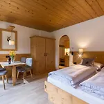 Karwendel Berglodge 公寓